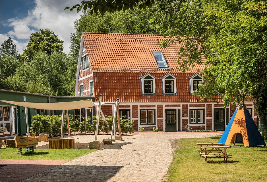 Spielende Kinder vor der Mühle